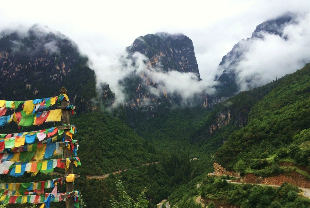 Au sud des nuages Balagezong les montagnes de la stupa et drapeaux