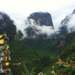 Au sud des nuages Balagezong les montagnes de la stupa et drapeaux