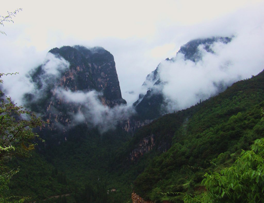 Au sud des nuages Balazedong montagnes de la stupa