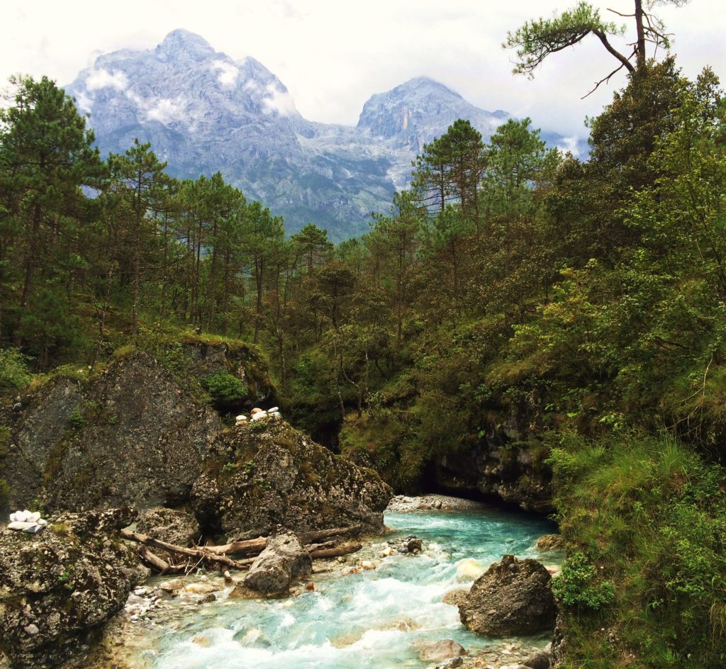 Au sud des nuages Jade Snow Mountain cascade en bas