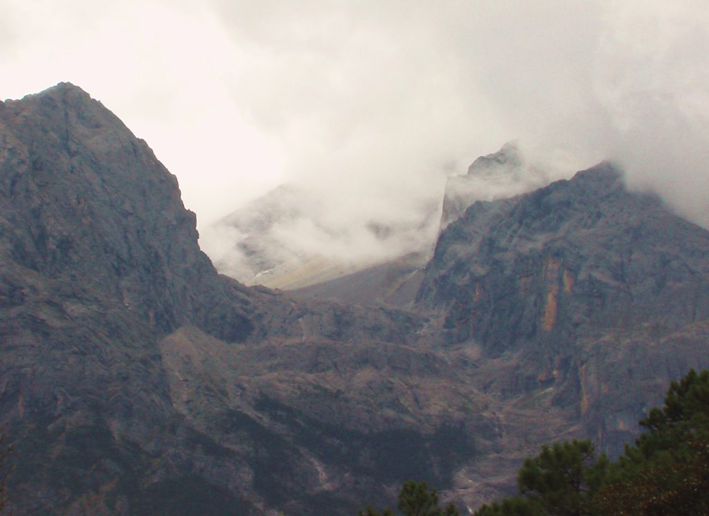 Au sud des nuages Jade snow mountain ombres au sommet