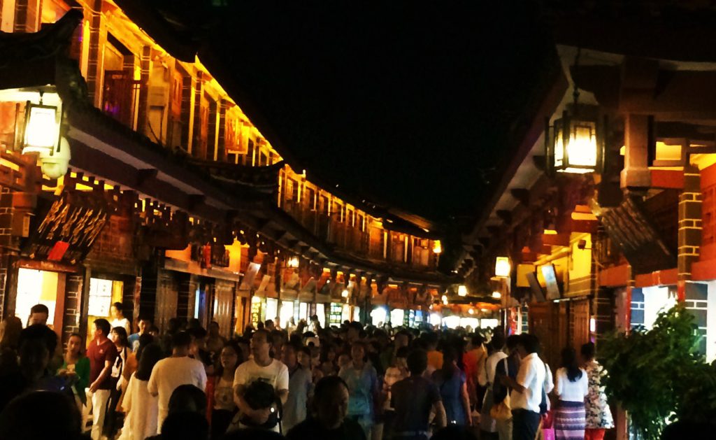 Au sud des nuages Lijiang la foule la nuit