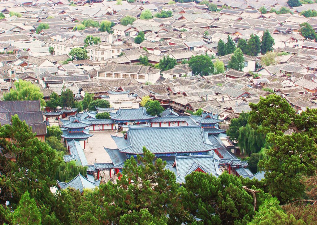 Au sud des nuages Lijiang vue sur les toits de la residence Mo