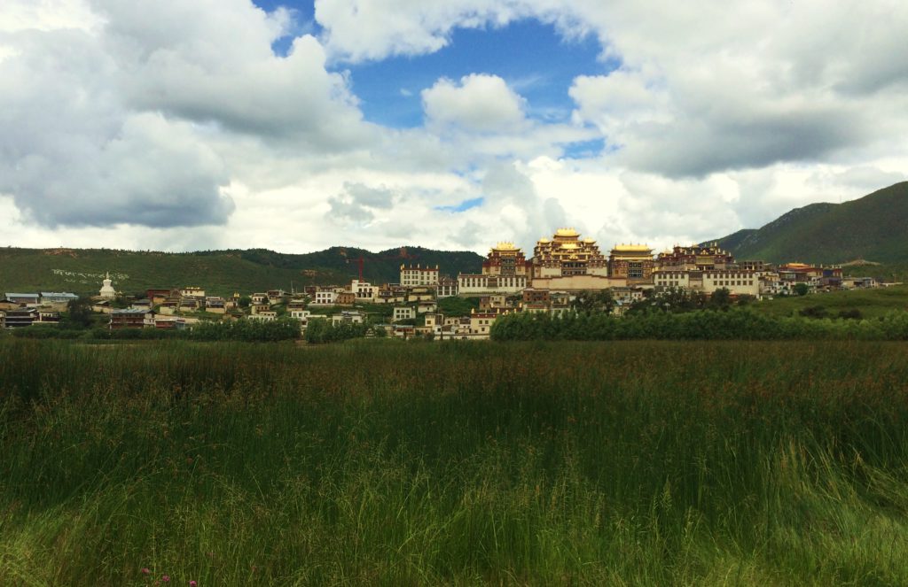 Au sud des nuages Shangri La monastère vue du lac - herbes folles