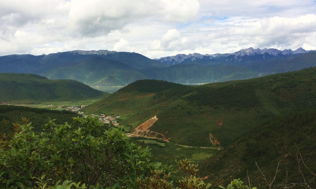 Au sud des nuages Shangri La vue sur xinya snow mountain