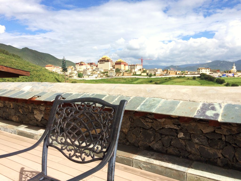 Songtsam Retreat Vue de la terrasse chaise monastere